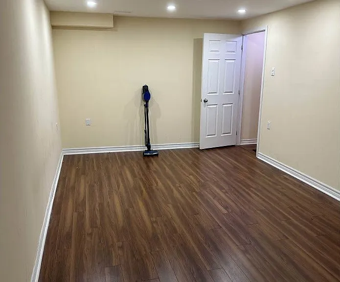 26 Grosbeak Cres #BASEMENT — Photo 4