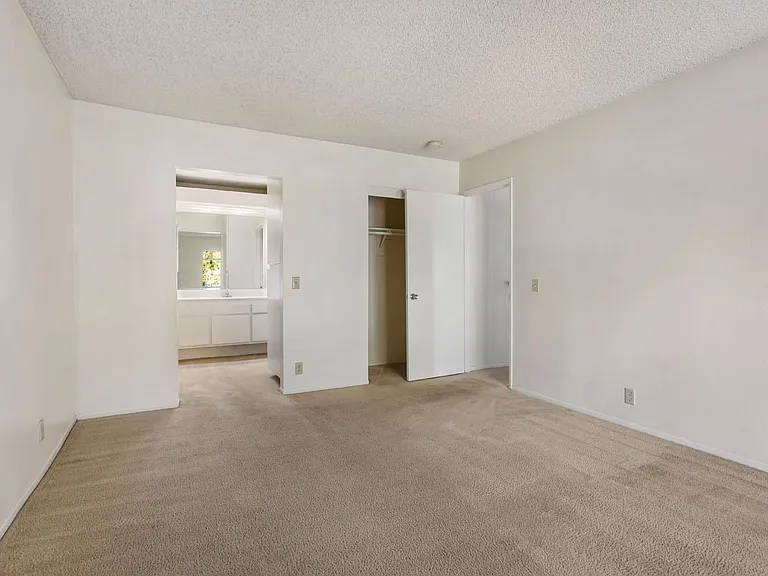 1130 E Alosta Ave — Photo 21