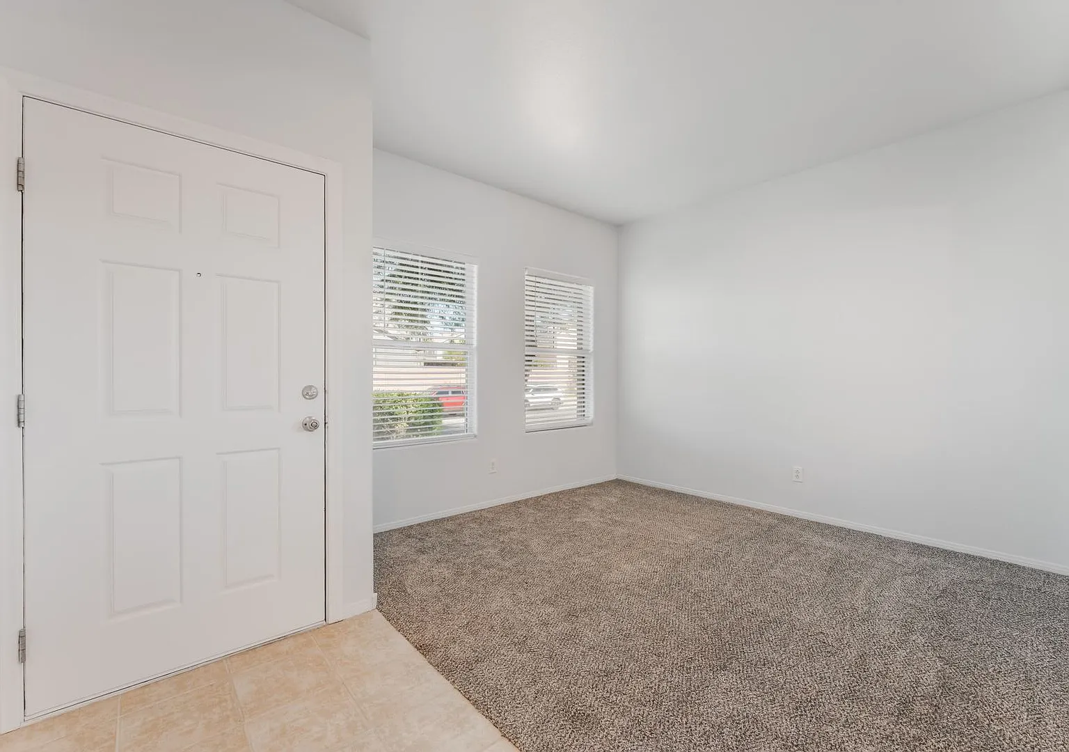 You're going to love this 4 bedroom 2.5 bath! Looks and Feels Brand New! — Photo 4