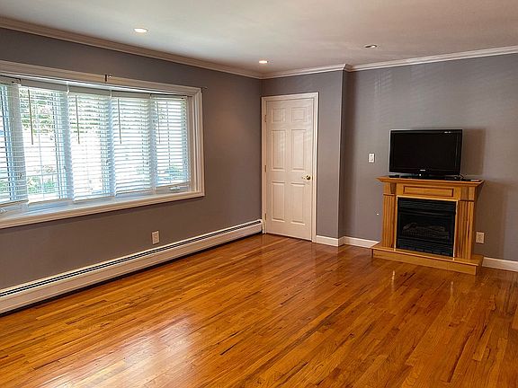 Living room w gas fireplace