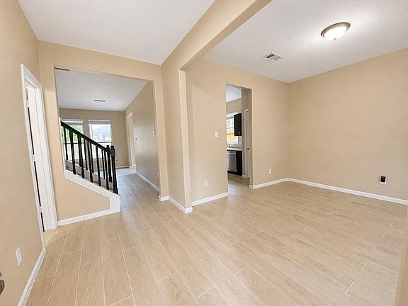 3rd image of 215 Doncaster St