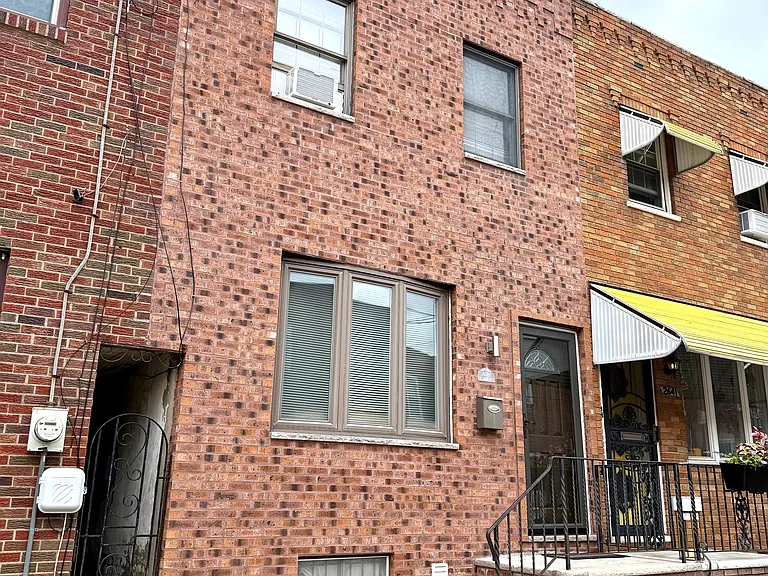2639 E Ann St — Photo 2