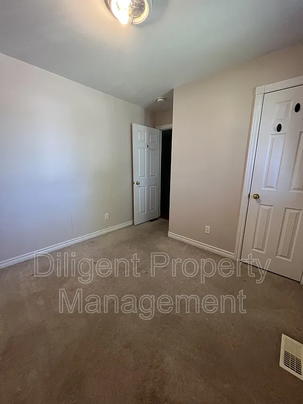 Photo 1 of 30 - 157 Milroy Dr #PROPERTY - Peterborough, ON Primary Photo - 157 Milroy Dr #PROPERTY