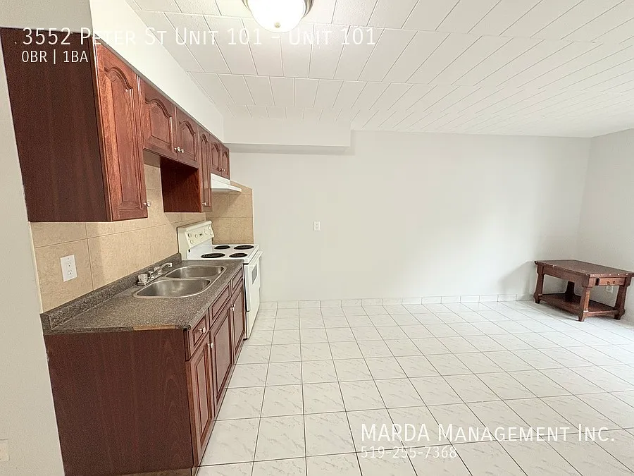 Cozy Main Floor Bach Near U Of W - Inclusive! — Photo 4