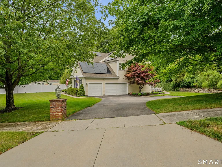 11 Windrose Dr — Photo 40