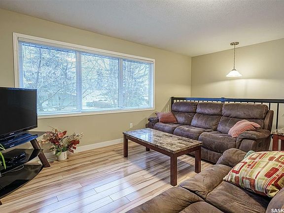 5th image of 305 Gardiner Ave