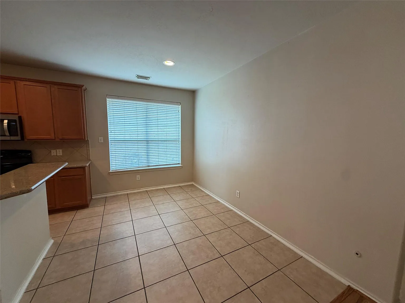 3 bed, 2.0 bath, 1861 sqft, $2,100 — Photo 4