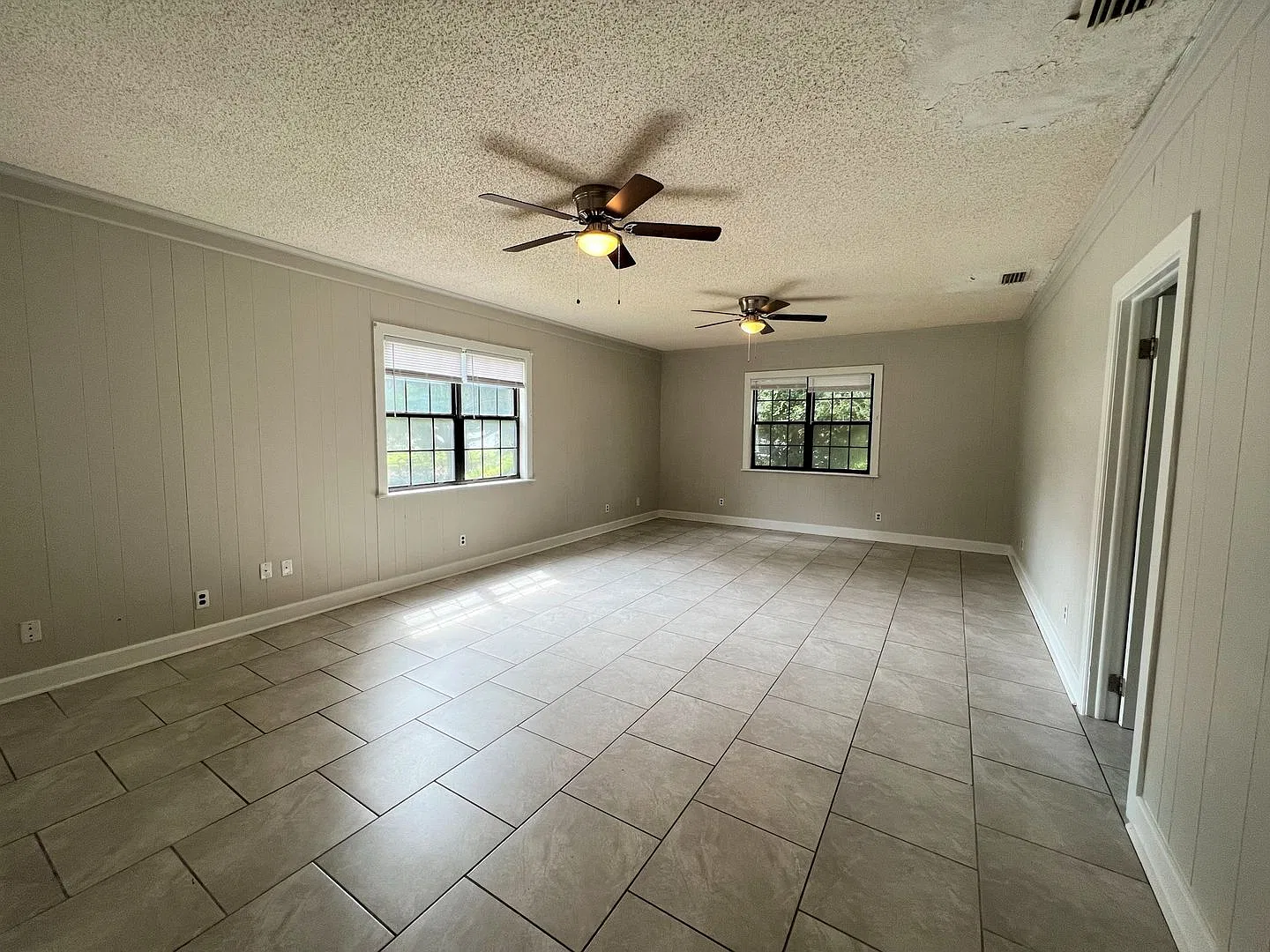 Spacious Green Cove Springs House On Large Lot — Photo 1