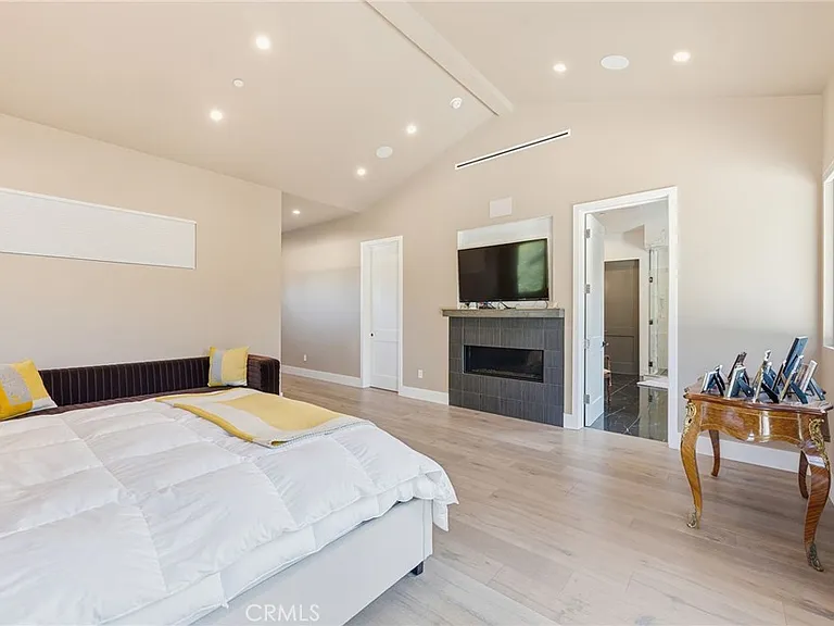 13135 Chandler Blvd — Photo 39