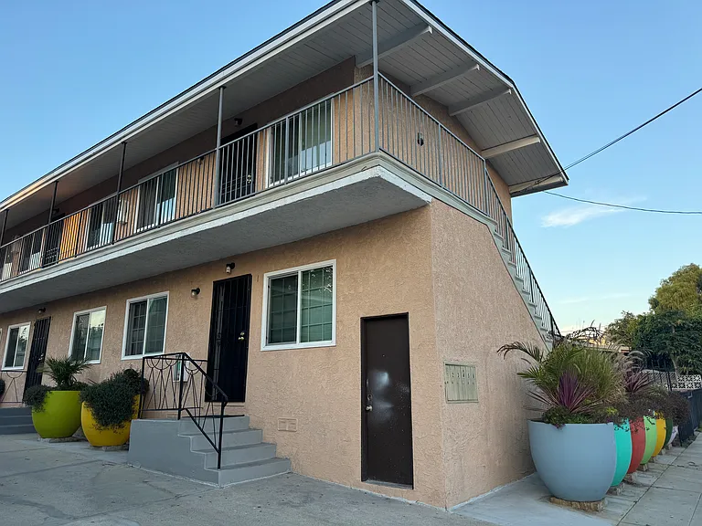 Small 6 unit building