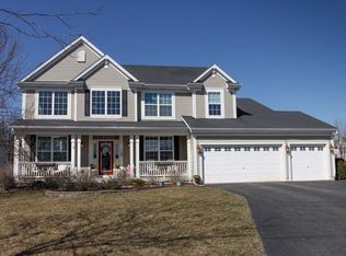 711 Hedgerow Ln, Oswego, IL 60543