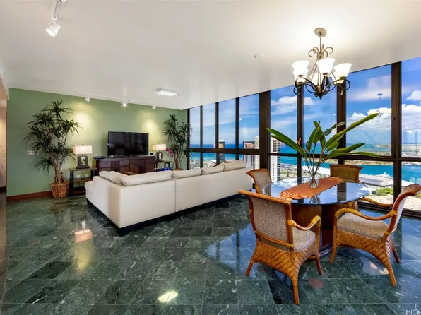 600 Queen St APT 4302, Honolulu, HI 96813