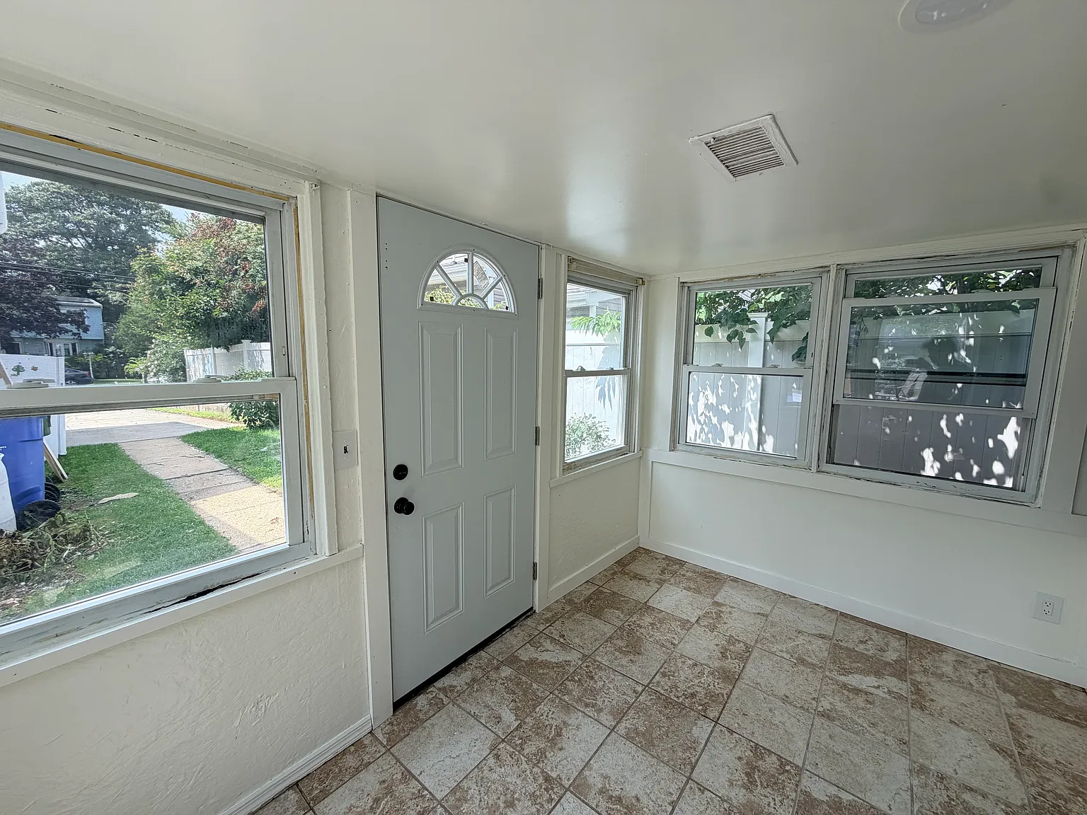 3 bed, 1100 sqft, $2,100 — Photo 4