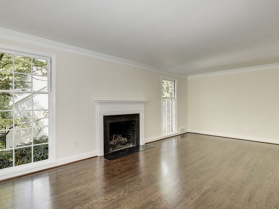 Living Room with fireplace