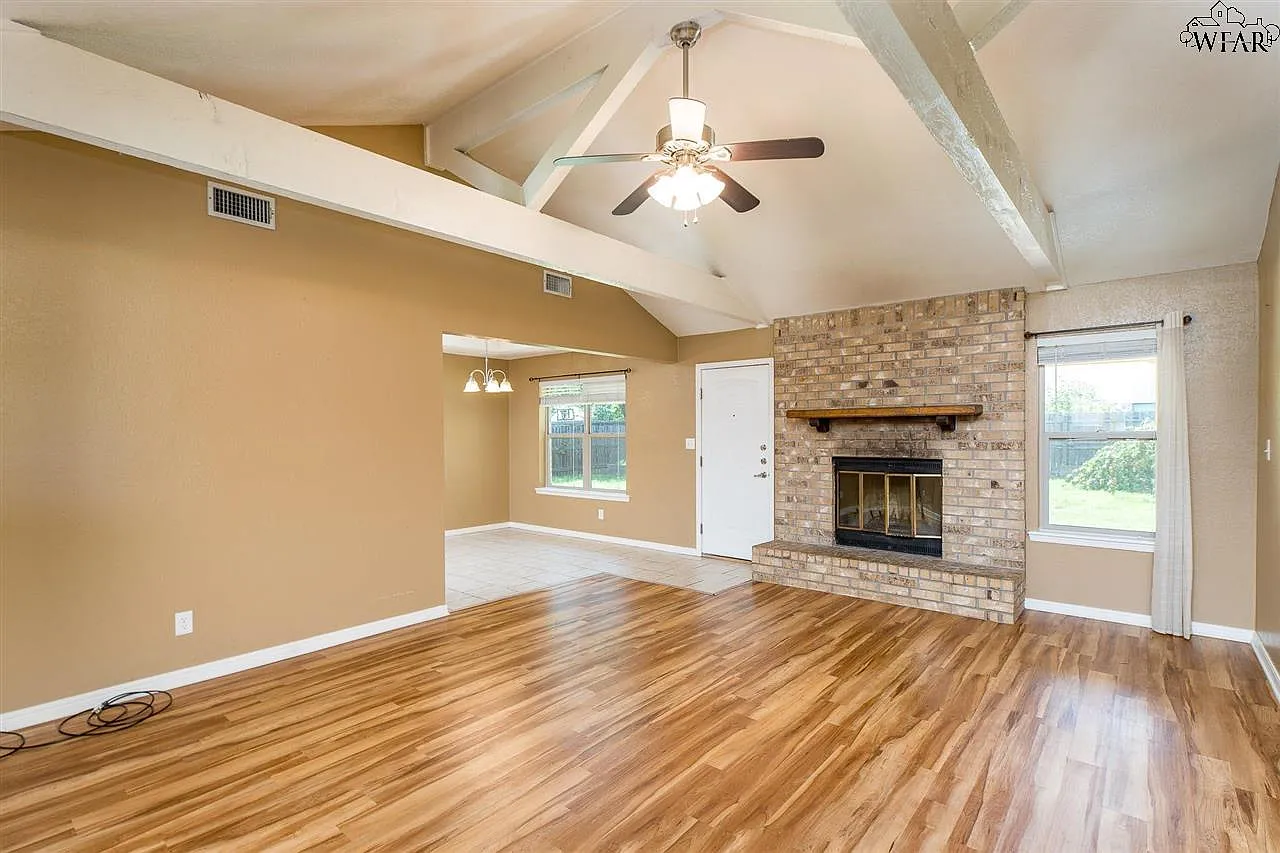 3 bed, 2.0 bath, 1599 sqft, $2,395 — Photo 3