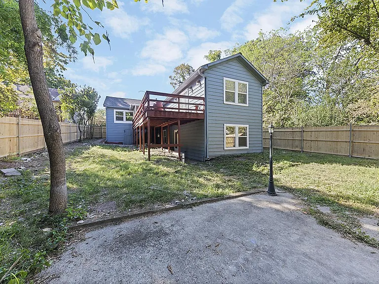 2823 Burlington Blvd — Photo 22