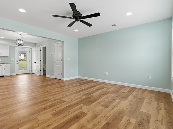 4th image of 250 Meadow Dr #2