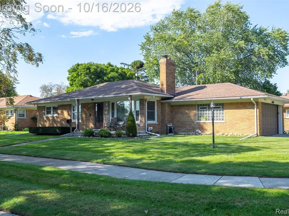 20920 Lakeland Ct, Saint Clair Shores, MI 48081