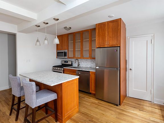 4th image of 155 E 49th St #7F