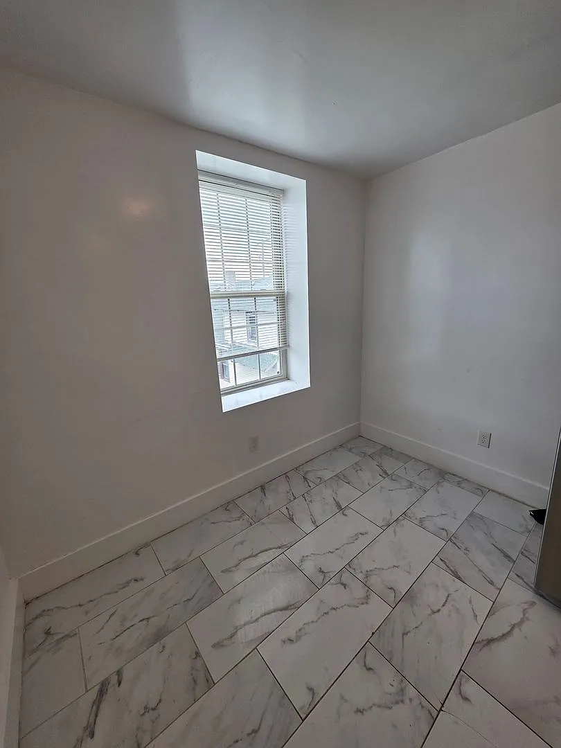 Modern 2-Bedroom Upper-Level Gem — Photo 4