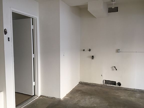 Laundy Hookups in garage / direct access to kitchen