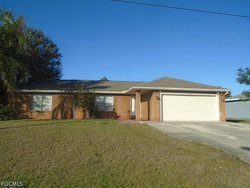 3 bed, 2.0 bath, 1488 sqft, $2,300 — Photo 1