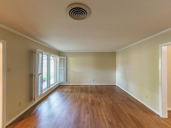 4th image of 18315 Carriage Ln