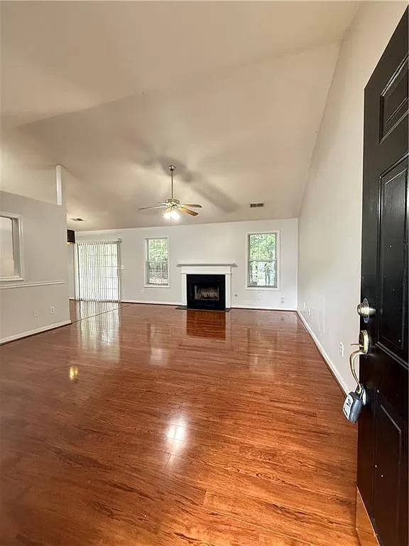 3 bed, 2.0 bath, 1272 sqft, $1,850 — Photo 2