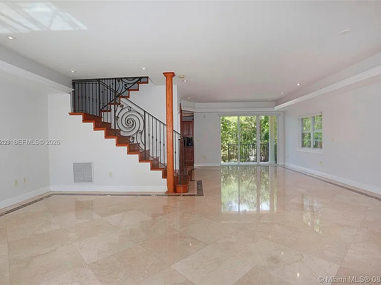 592 Fernwood Rd #B — Photo 6