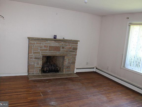 5th image of 223 Rosewood Ave