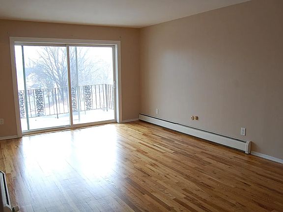 main living area
comfortably fits 10 x 14 rug