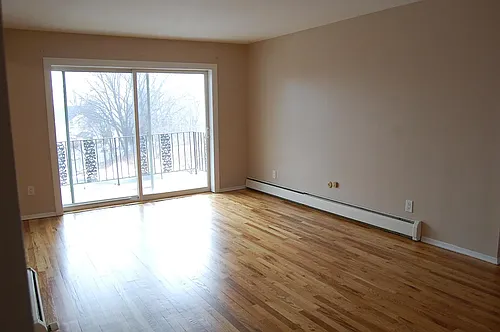 8 Colonial Rd Photo 1