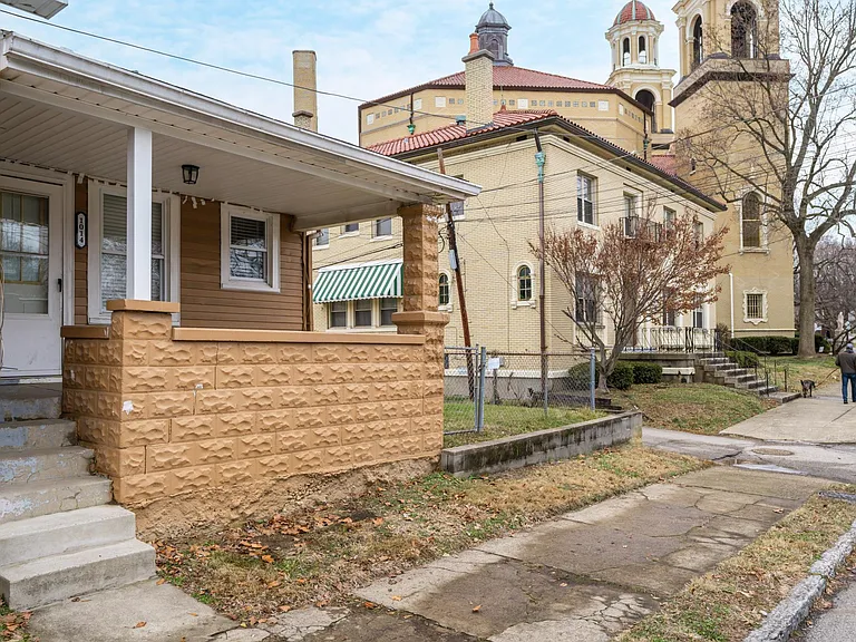 1014 Schiller Ave — Photo 2