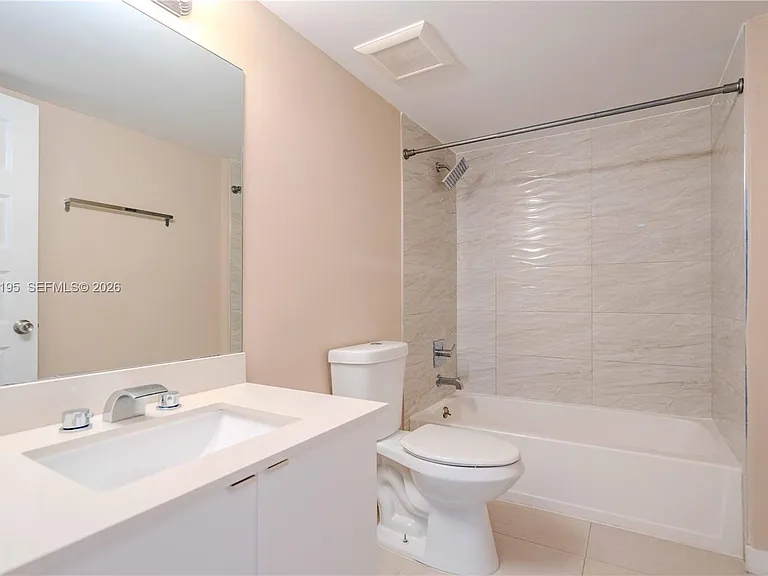 2400 NE 26th St #8 — Photo 14