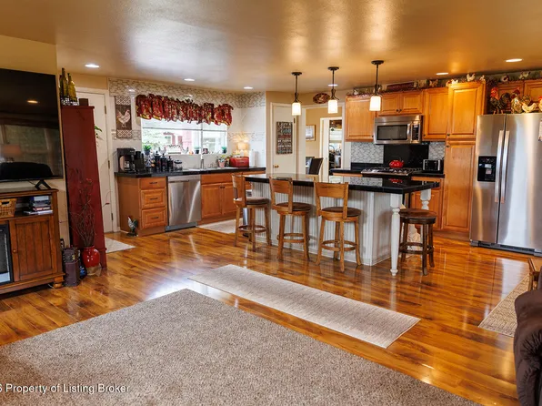 581 4th Ave SE, Beach, ND 58621