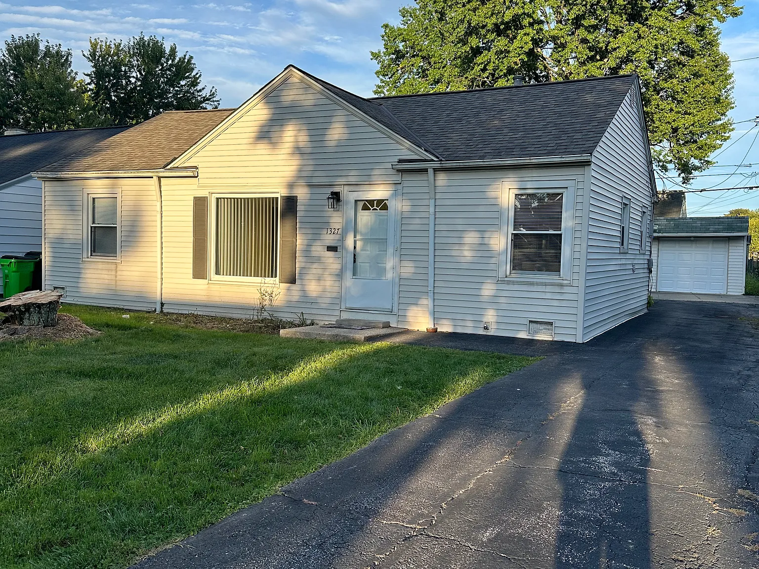 1327 Genesee Ave — Photo 2