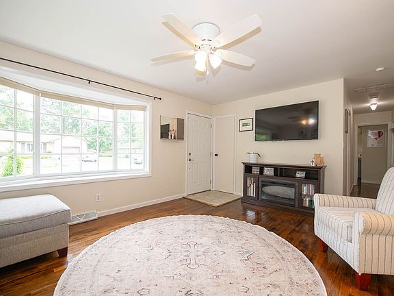 5th image of 632 S Village Dr