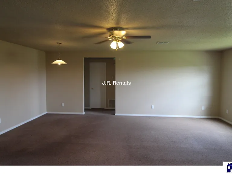4601 Lloyd Dr — Photo 6