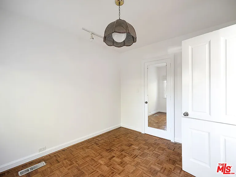 13161 Addison St — Photo 28