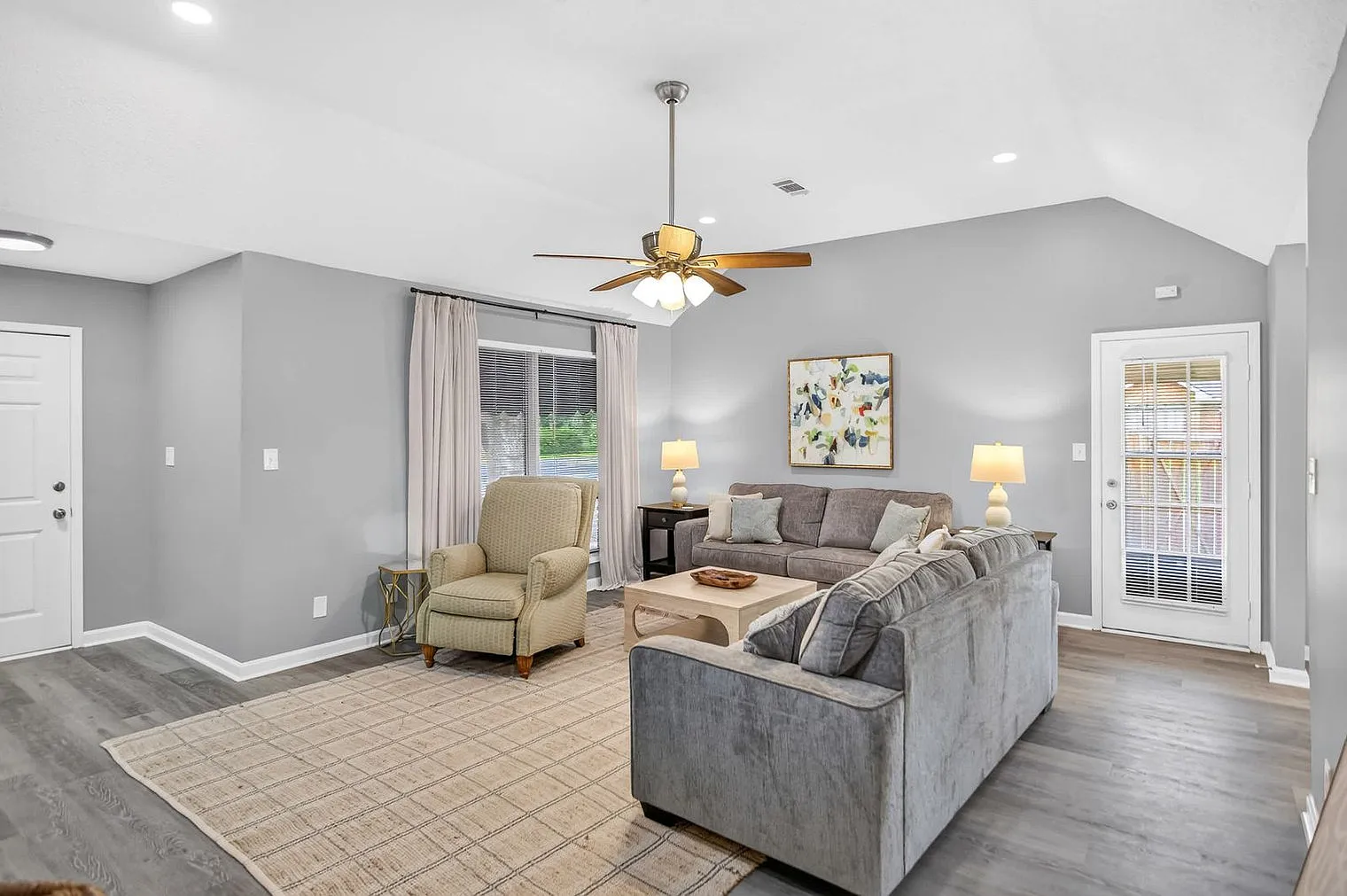3 bed, 2.0 bath, 1646 sqft, $5,826 — Photo 3