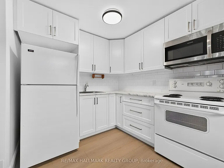 44 Centrepointe Dr — Photo 17