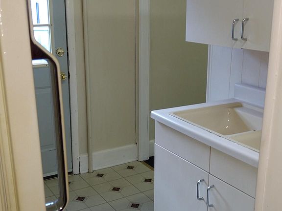 3rd image of 615 Fellows Ave