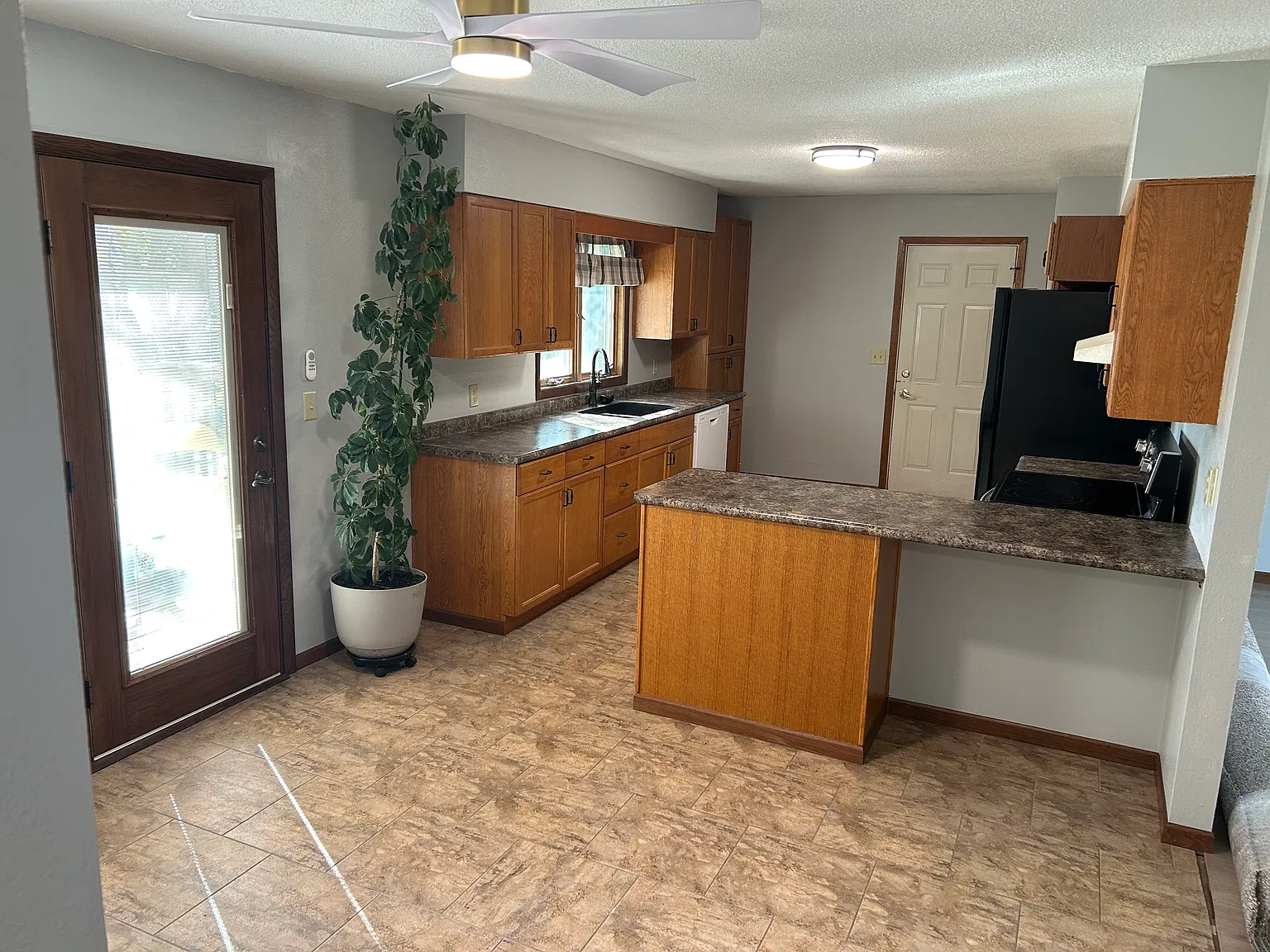 3 bed, 1.5 bath, 1104 sqft, $1,650 — Photo 3