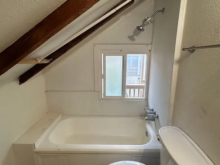 Upstairs one bedroom available now on Emerald between Cass and Bayard — Photo 9