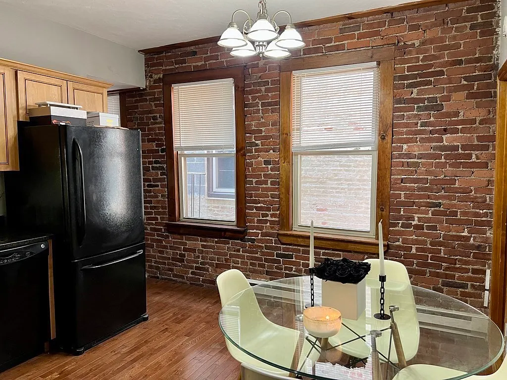 2 bed, 694 sqft, $2,400 — Photo 3