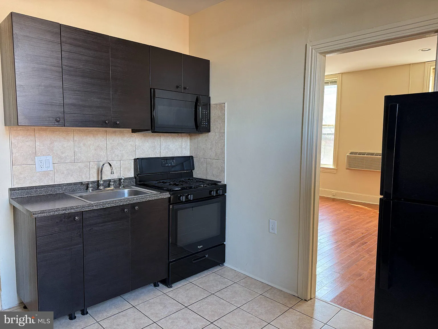 Studio, 1.0 bath, 650 sqft, $1,325 — Photo 2