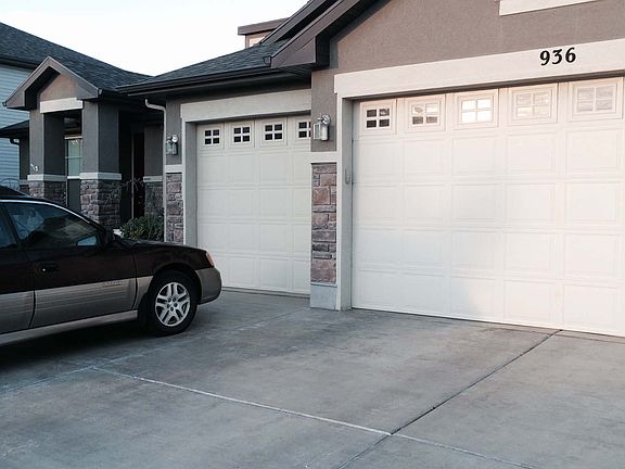 3 car garage, parking galore