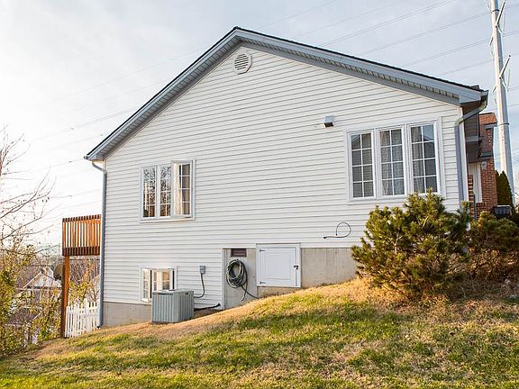 3rd image of 961 Sherwood Ct