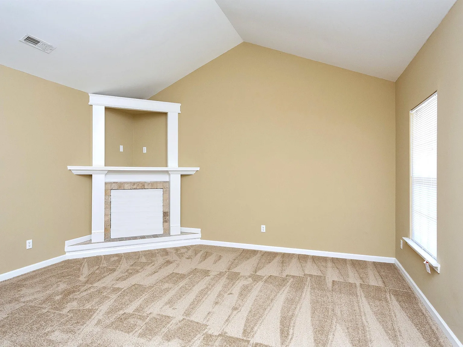 3 bed, 2.0 bath, 1288 sqft, $1,595 — Photo 3