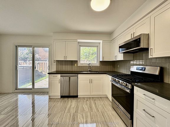 5th image of 2052 Oak Bliss Cres